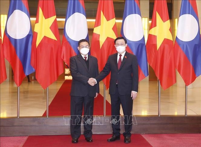 Saysomphone Phomvihane au Vietnam pour redynamiser les liens parlementaires - ảnh 1