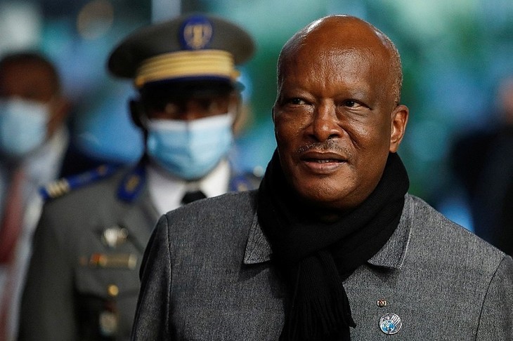 Au Burkina, le président Roch Marc Christian Kaboré arrêté par des soldats - ảnh 1