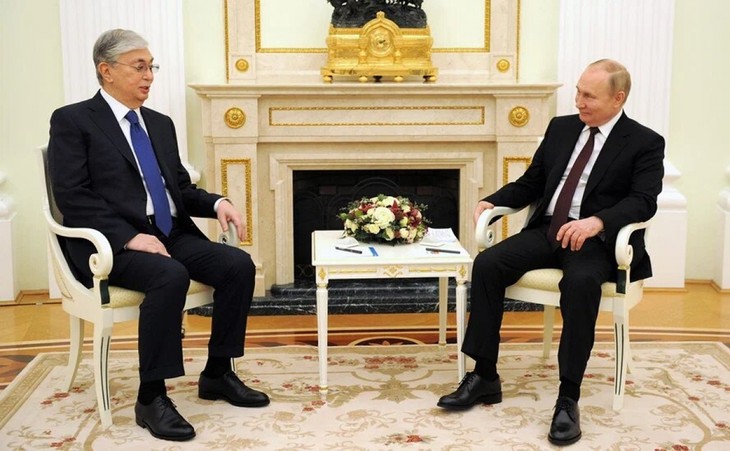 Les présidents russe et kazakh discutent de la situation au Kazakhstan et de la coopération bilatérale - ảnh 1