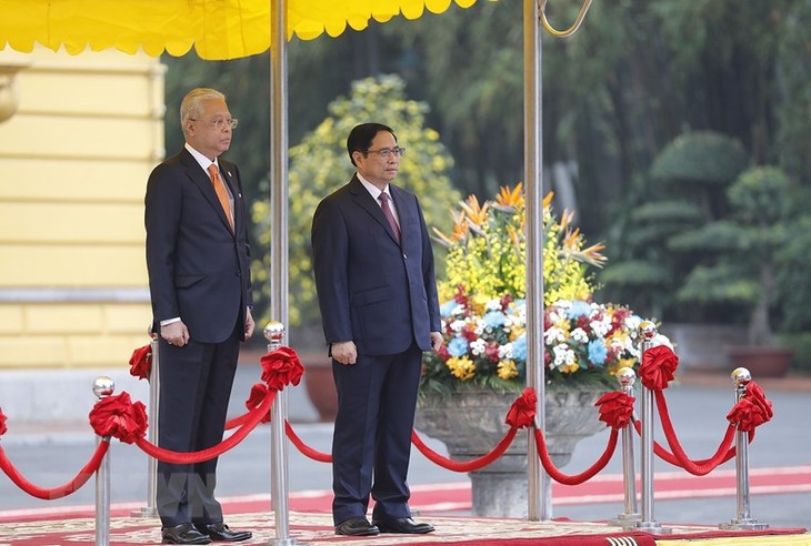 Cérémonie d'accueil du Premier ministre malaisien au Vietnam - ảnh 1