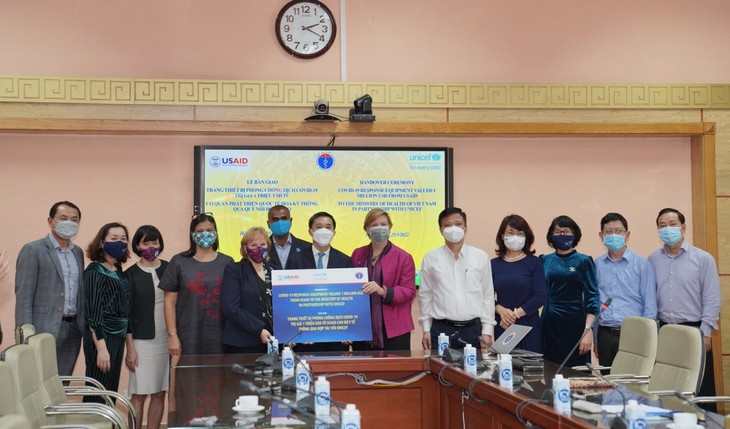 Covid-19: l’USAID et l’UNICEF offrent au Vietnam des équipements médicaux pour la vaccination - ảnh 1