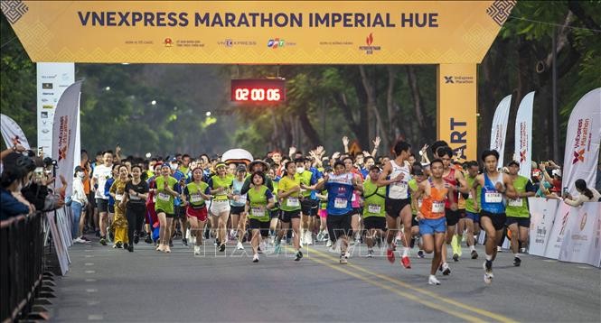 4.700 sportifs participent au VnExpress Marathon Imperial de Huê 2022 - ảnh 1
