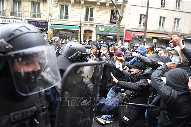 Manifestation du 1er Mai: plus de 50 personnes interpellées à Paris - ảnh 1