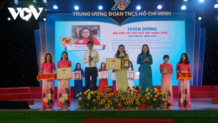 Vo Thi Anh Xuân honore 100 jeunes enseignants exemplaires de 2022 - ảnh 1