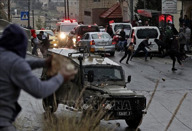 Un Palestinien tué dans des heurts nocturnes en Cisjordanie - ảnh 1