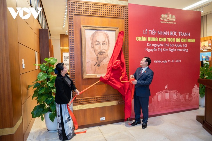  Vuong Dinh Huê reçoit un portrait du Président Hô Chi Minh, offert par Nguyên Thi Kim Ngân - ảnh 1