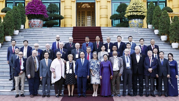 Nguyên Xuân Phuc reçoit des délégués étrangers participant aux célébrations des 50 ans des accords de Paris - ảnh 1