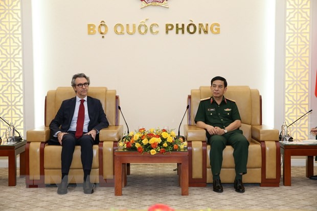 Le ministre de la Défense reçoit le chef de la délégation de l’UE au Vietnam - ảnh 1