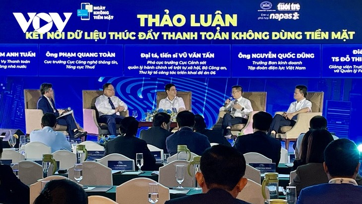 Lê Minh Khai encourage les collectivités locales à développer les moyens paiements sans contact - ảnh 1