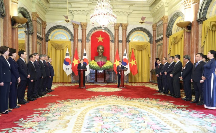 Visite d’État du président sud-coréen: Hanoï et Séoul signent 17 accords de coopération - ảnh 2