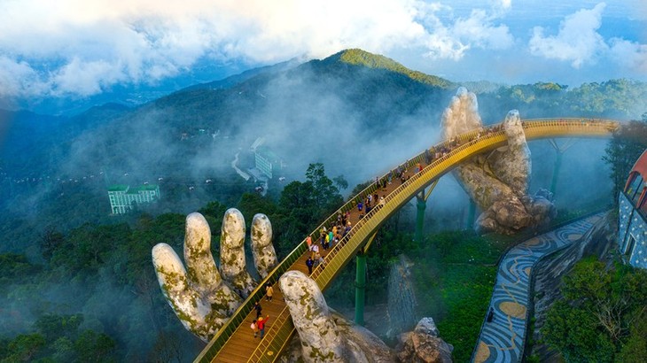 Le pont doré (Dà Nang) dans la liste des 10 ponts emblématiques du monde - ảnh 1