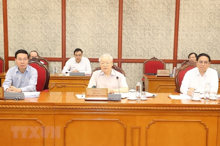 Nguyên Phu Trong préside une réunion du Bureau politique sur le développement socioéconomique - ảnh 1