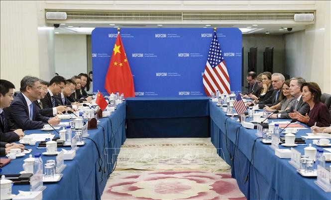 Rencontre à Pékin des ministres américaine et chinois du Commerce pour une “coordination économique