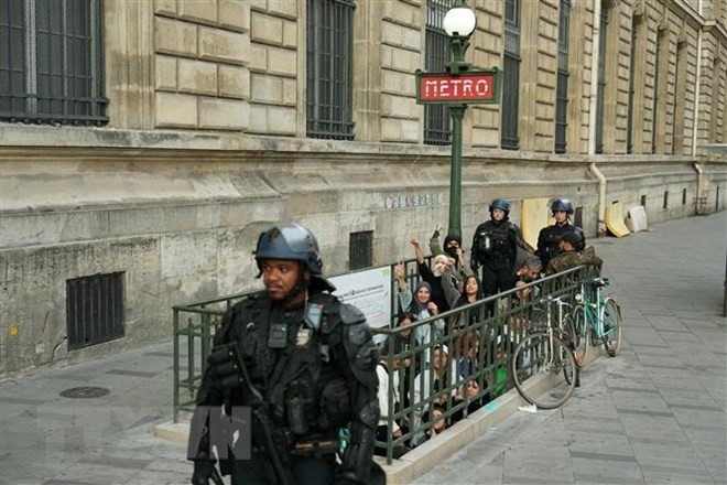 Fausses alertes à la bombe: La France renforce la sécurité - ảnh 1
