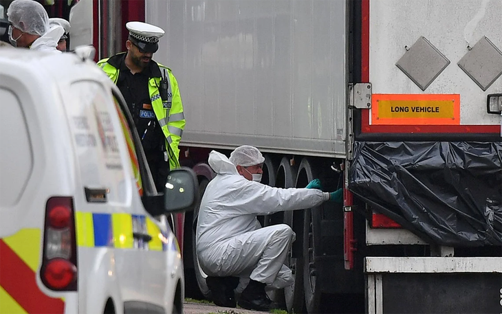 39 migrants morts dans un camion en Angleterre: jusqu’à 10 ans de prison pour les prévenus jugés à Paris - ảnh 1