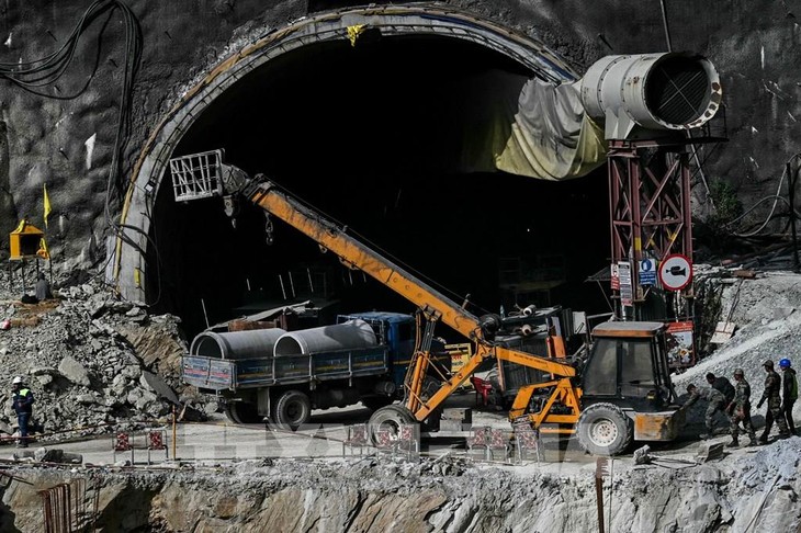 Inde: les sauveteurs parviennent à sortir les 41 ouvriers du tunnel effondré - ảnh 1