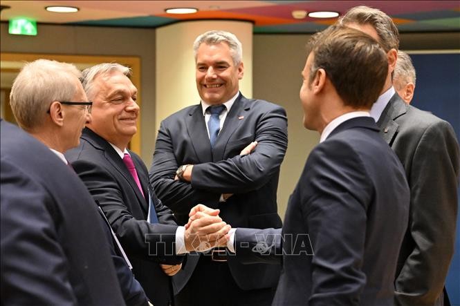 Feu vert de l'UE pour les négociations d'adhésion avec l'Ukraine et la Moldavie lors du sommet européen - ảnh 1