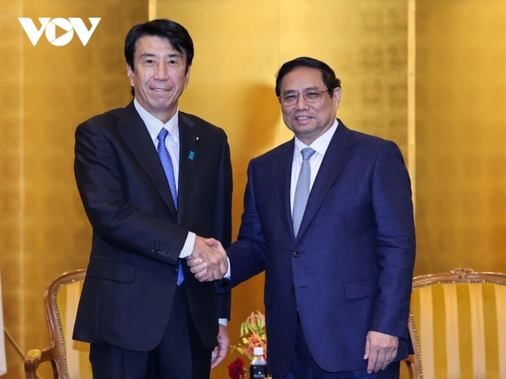 ​Pham Minh Chinh rencontre le ministre japonais de l’Economie, du Commerce et de l’Industrie et le président de la JETRO - ảnh 1