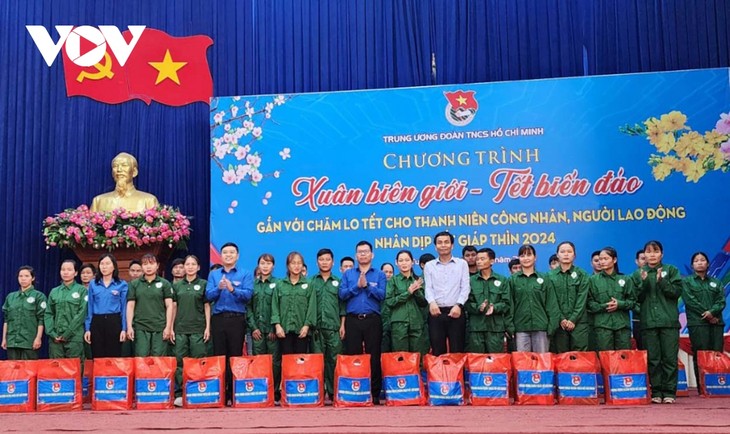 ​ Têt: des activités caritatives pour les jeunes travailleurs et les minorités ethniques dans les districts frontaliers de Kon Tum - ảnh 2