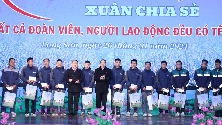 Têt: Nguyên Duc Hai attribue des cadeaux à des personnes dans le besoin à Lang Son - ảnh 2