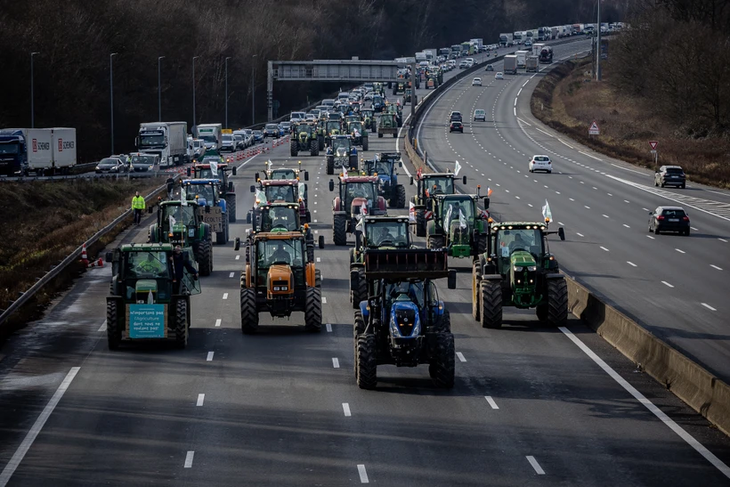 Les syndicats d’agriculteurs français appellent à lever les blocages routiers - ảnh 1
