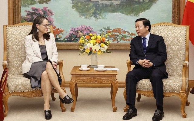 Le vice-premier ministre Trần Hồng Hà reçoit l'ambassadrice du Canada pour le changement climatique - ảnh 1