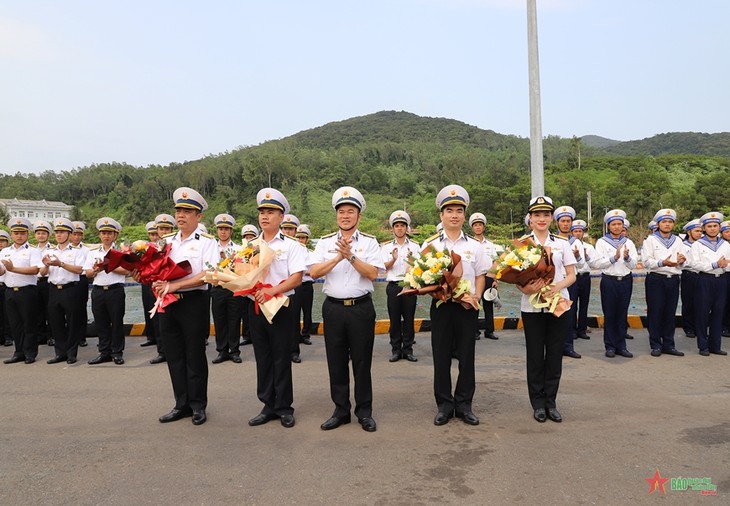 Retour triomphal du navire 20 de la marine vietnamienne après l’exercice MILAN 2024 - ảnh 1