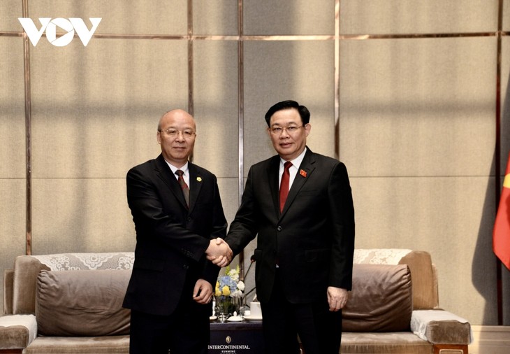 Vuong Dinh Huê rencontre des dirigeants d’entreprises chinoises à Kunming - ảnh 2