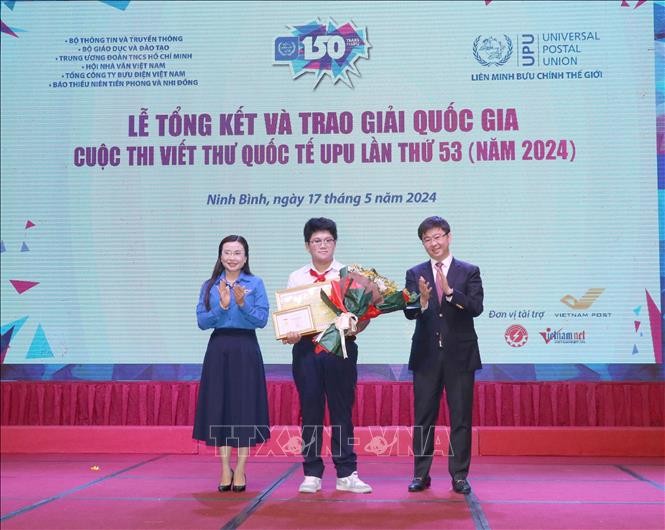 Remise au Vietnam des prix du Concours de compositions épistolaires UPU 2024 - ảnh 1