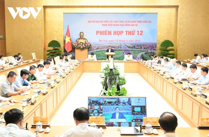 Le Premier ministre Pham Minh Chinh dirige la douzième réunion sur les projets de transport nationaux - ảnh 1
