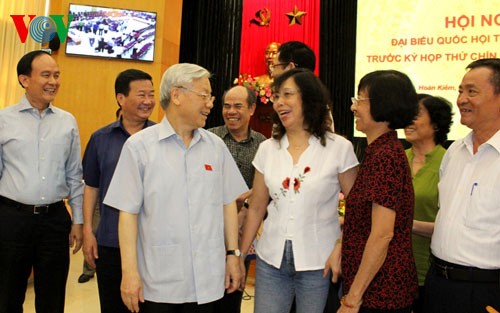 Генсек ЦК КПВ Нгуен Фу Чонг встретился с избирателями ханойского района Хоанкием - ảnh 1