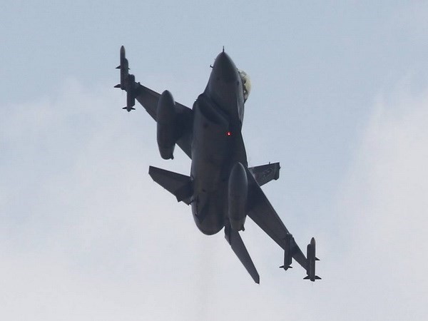 Турецкие истребители нанесли авиаудары по позициям ИГ в Сирии - ảnh 1