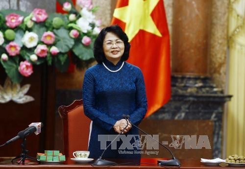 Данг Тхи Нгок Тхинь приняла делегацию депутатов парламента разных периодов от провинции Виньлонг  - ảnh 1