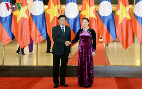Председатель Нацсобрания Вьетнама приняла премьер-министра Лаоса - ảnh 1