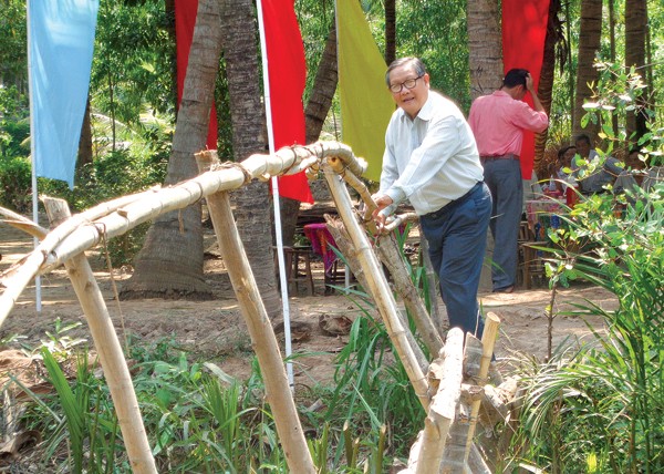Чинь Ван И внес вклад в ликвидацию примитивных бамбуковых мостов в своем селении - ảnh 1