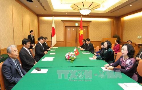 Вице-президент СРВ Данг Тхи Нгок Тхинь приняла губернатора префектуры Фукуока - ảnh 1