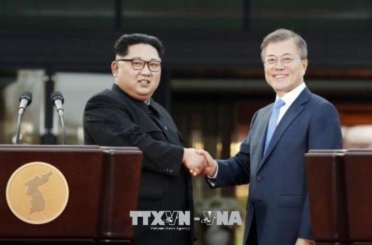 Ким Чен Ын и Мун Чжэ Ин надеются на прогресс в ходе следующей встречи с Трампом - ảnh 1