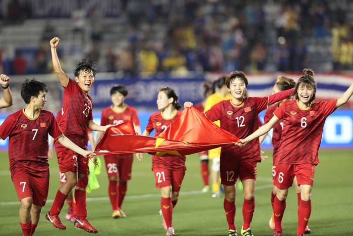 Премьер-министр Нгуен Суан Фук поздравил женскую сборную Вьетнама по футболу с победой - ảnh 1