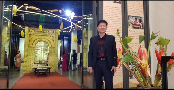 О мастере Ву Ван Зое, который внес вклад в реставрацию искусство вышивания дворцовой одежды - ảnh 1