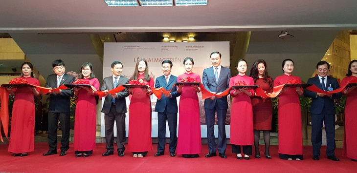 В Ханое открылась экспозиция, посвящённая 90-летию Компартии Вьетнама - ảnh 1