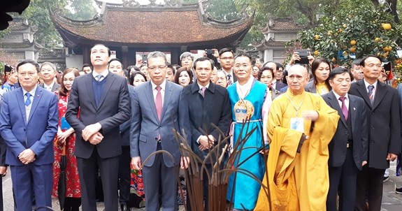 Вьетнамские эмигранты посетили Мавзолей Хо Ши Мина в Ханое и храм До в провинции Бакнинь - ảnh 1