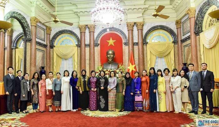 Вице-президент СРВ Данг Тхи Нгок Тхинь приняла группу женщин Сообщества АСЕАН - ảnh 1