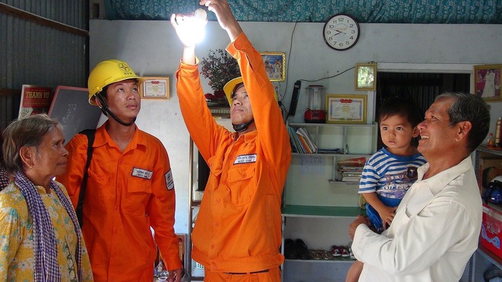 Во Вьетнаме снижают цены на электричество для жителей и предприятий на три месяца - ảnh 1