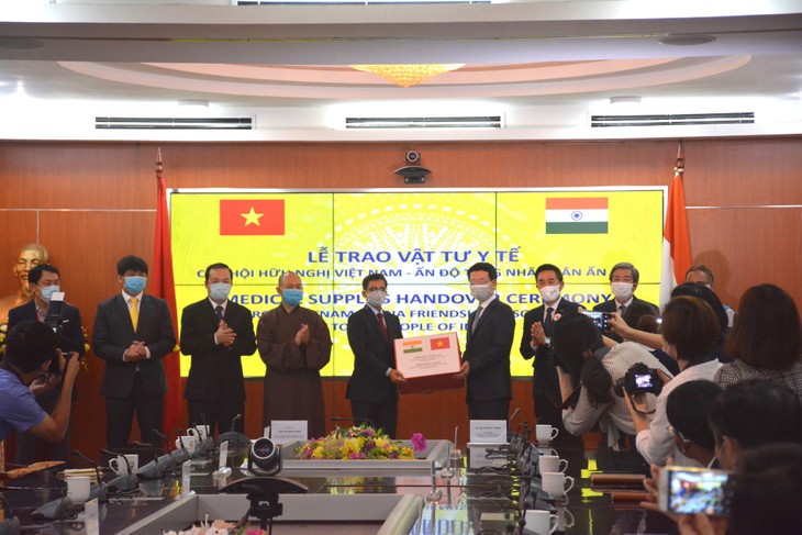 Вьетнам передал медицинские принадлежности в дар России, Индии и Лаосу - ảnh 1