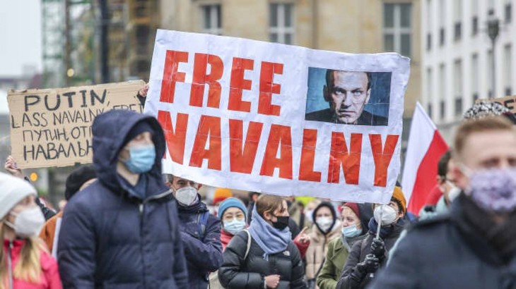 ЕС решил ввести в течение недели новые санкции против России из-за Навального - ảnh 1