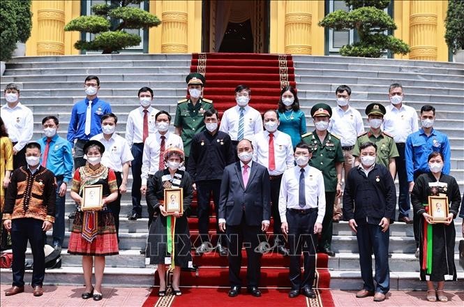Президент Нгуен Суан Фук: необходимо продолжить укреплять дух всенародной солидарности  - ảnh 1