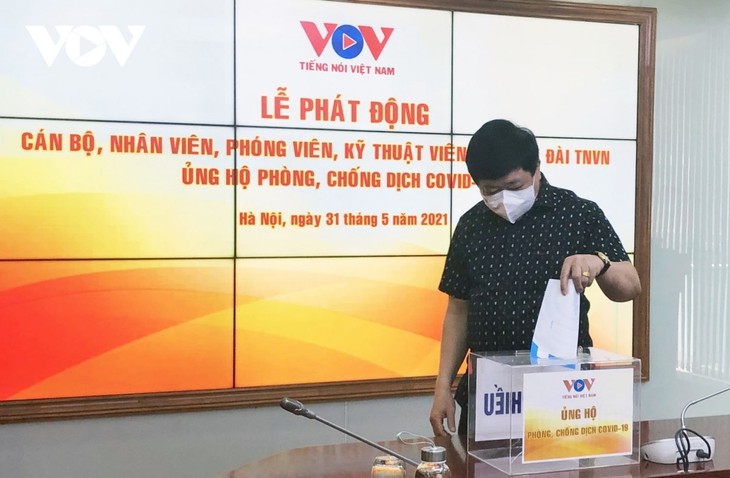 Радио «Голос Вьетнама» сделало пожертвования на борьбу с Covid-19 - ảnh 1