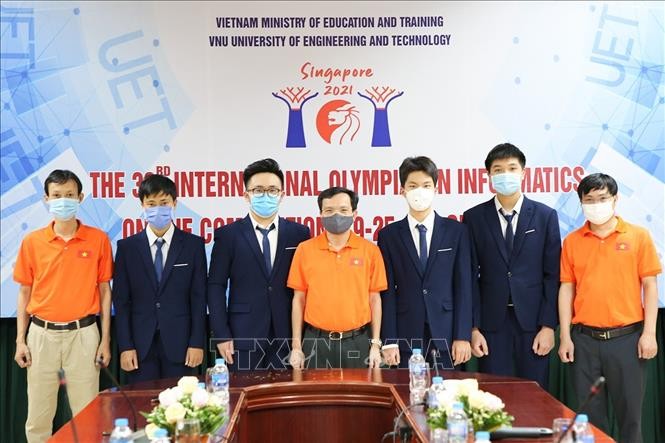 Четыре вьетнамских школьника завоевали серебряные медали на Международной олимпиаде по информатике 2021 г. - ảnh 1