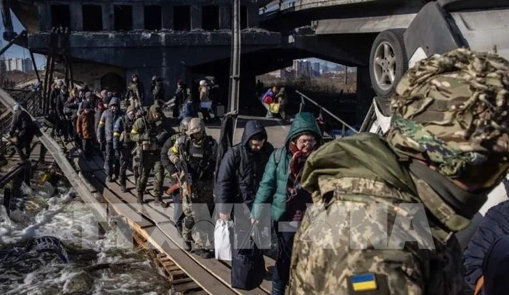 Россия продолжает открывать коридоры эвакуации и гуманитарной помощи во многих регионах Украины - ảnh 1