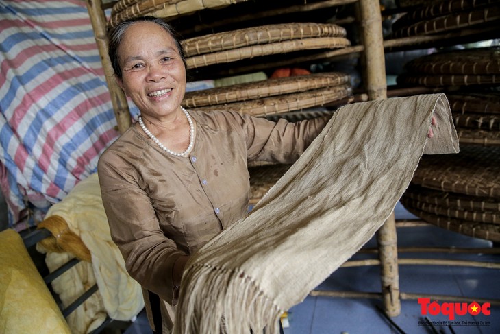 О мастерице Фан Тхи Тхуан, которая бережно сохраняет и развивает традиционное шелкоткачество деревни Фунгса - ảnh 1